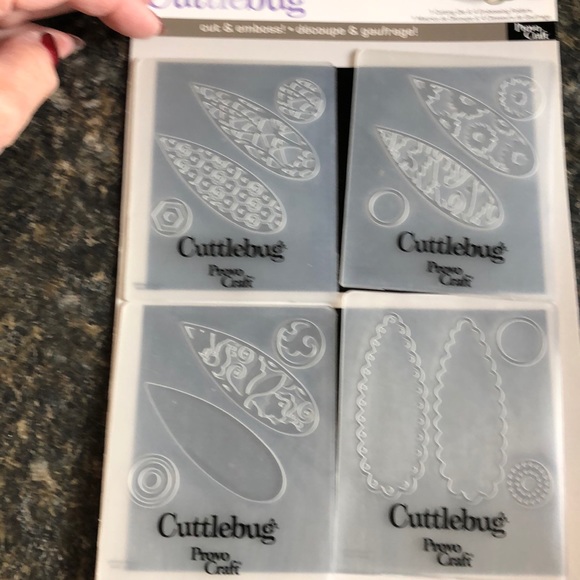 New Cuttlebug build a flower embossing set - Picture 2 of 3